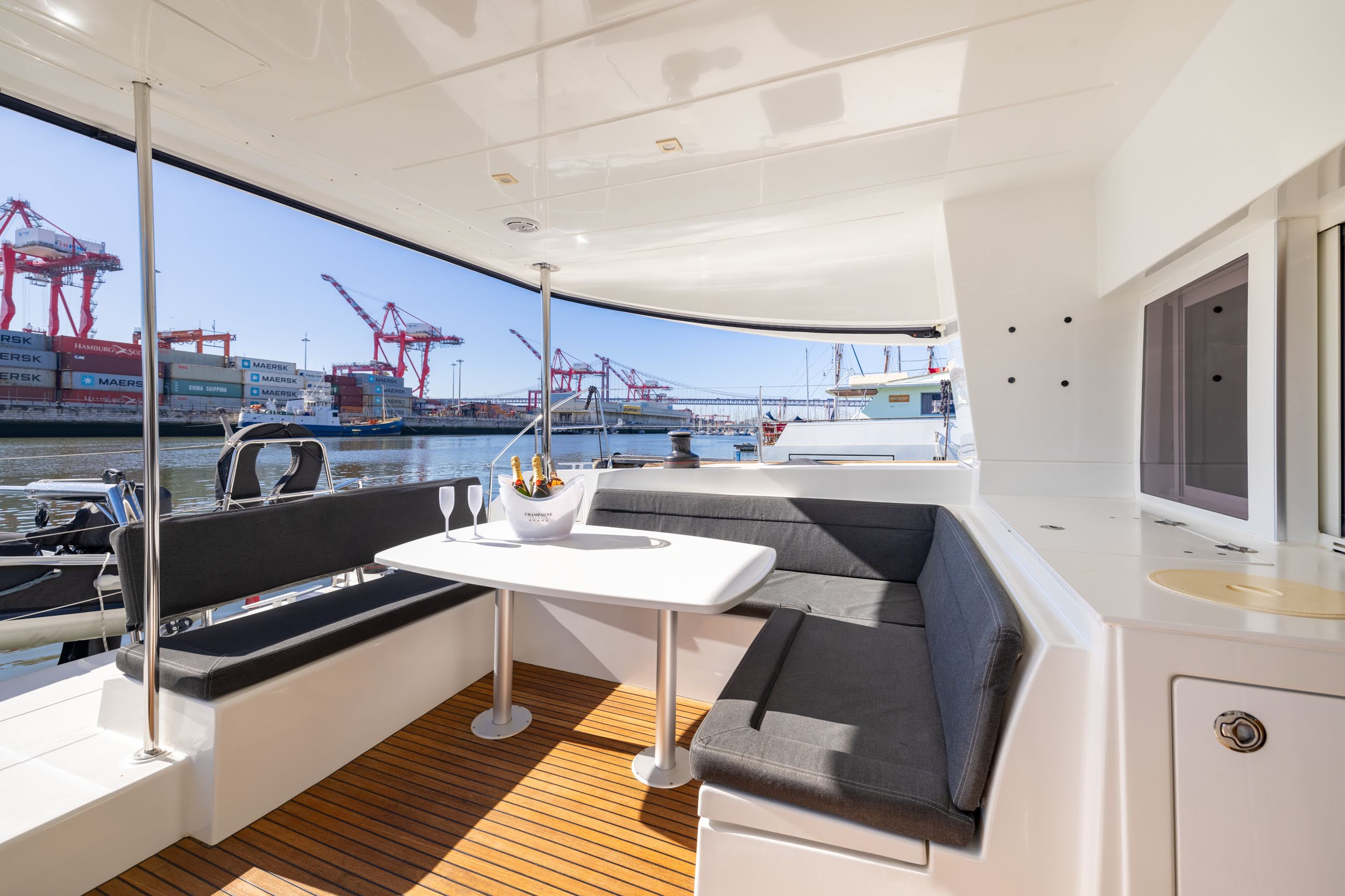 Lagoon 45, view 3