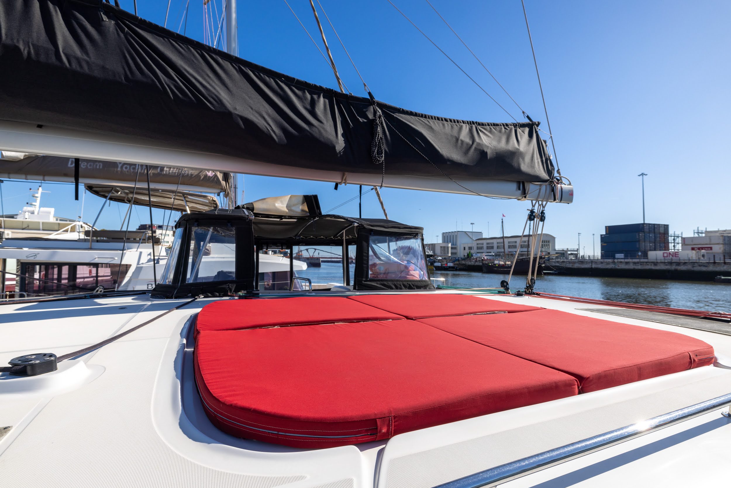 Lagoon 45, view 4
